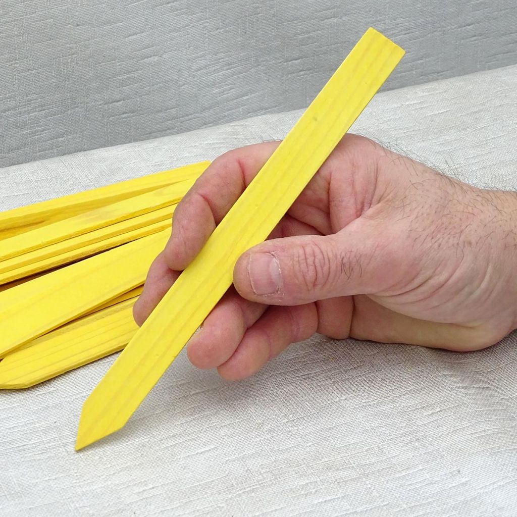 Plantetiket van geel hout