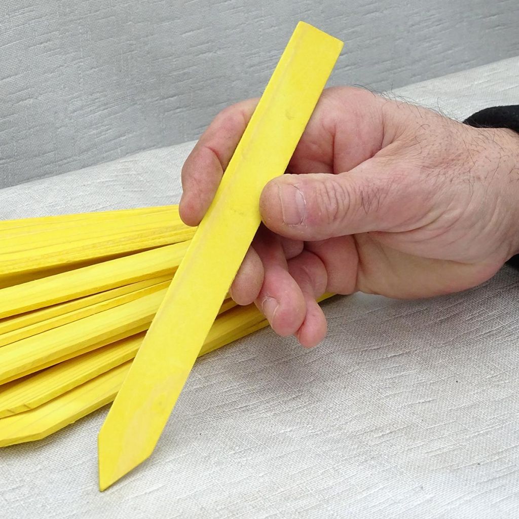 Plantetiket van geel hout